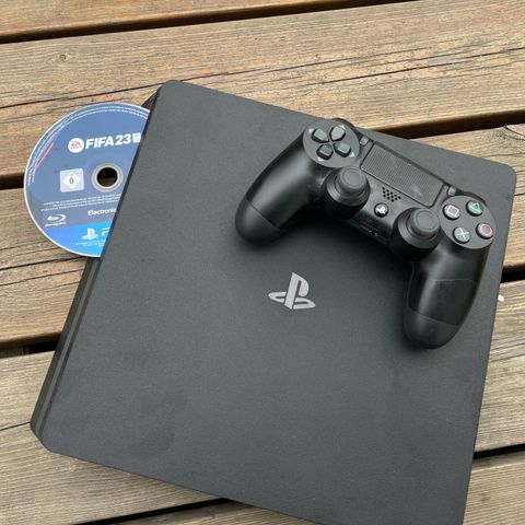 PS4 Slim 500GB - 1 Kontroll - FIFA23