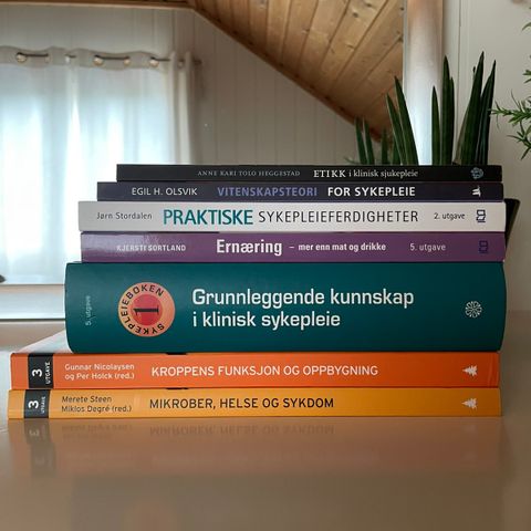 Pakke med bøker til sykepleiestudie.