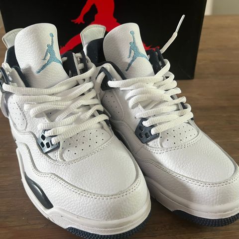 Jordan 4, Legend Blue