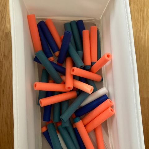 Nerf skudd (10 blå, 14 turkise, 14 oransje og 2 hvite