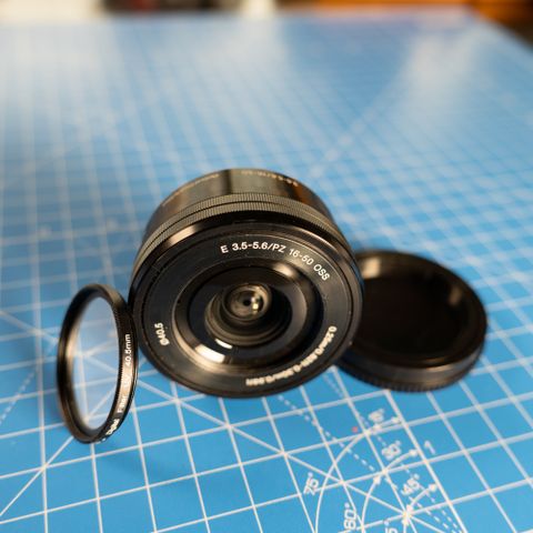 Objektiv Sony E PZ 16–50mm F3,5–5,6 OSS (SELP1650) + UV Filter 40.5mm