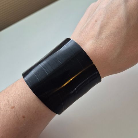 Kjempekul vinyl cuff, som ny, kan sendes