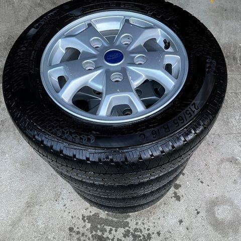 215/65R16 C Ford felger (5x160) med rimelig nye dekk.