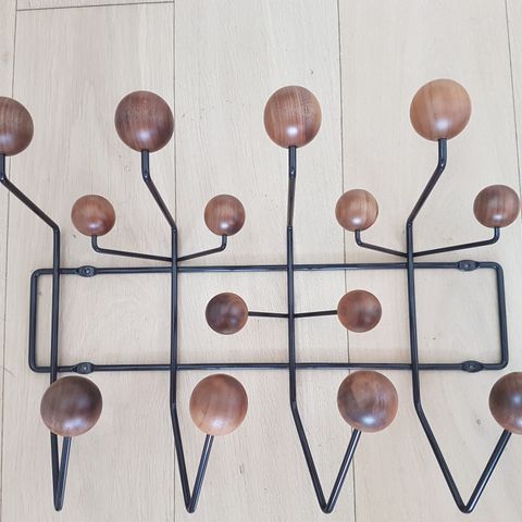 Vitra Eames "Hang it all" knaggrekke, walnut