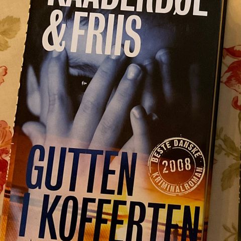 Gutten i kofferten- Kaabebøl og Friis