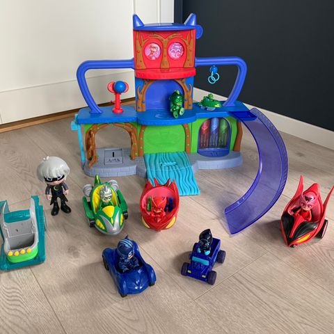 Pysjheltene (PJ Masks) lekehus med figurer og fartøy