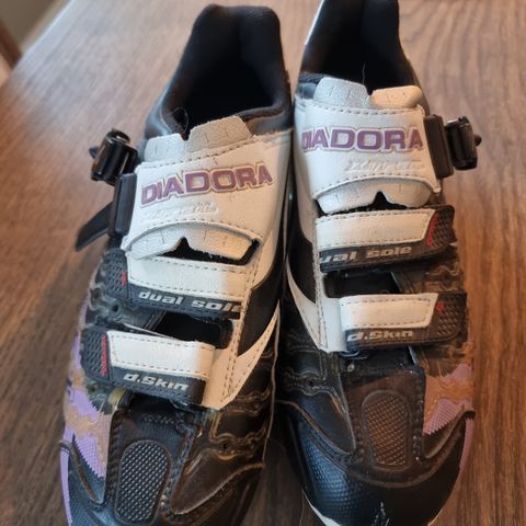 Spinningsko, Diadora, Str 39