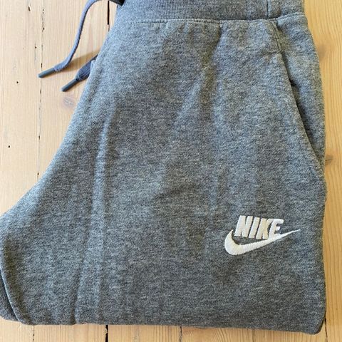 Nike joggebukse str 8-10 år