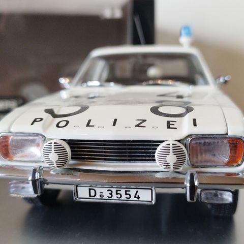 FORD CAPRI POLIZEI 1969 - 74.  MINICHAMPS. 
 Skala 1/18