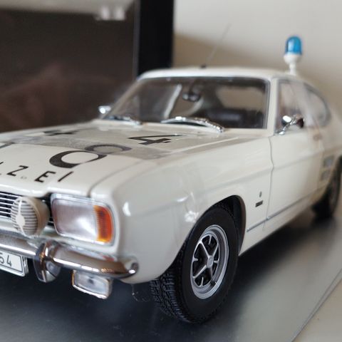 FORD CAPRI POLIZEI 1969 - 74.  MINICHAMPS. 
 Skala 1/18