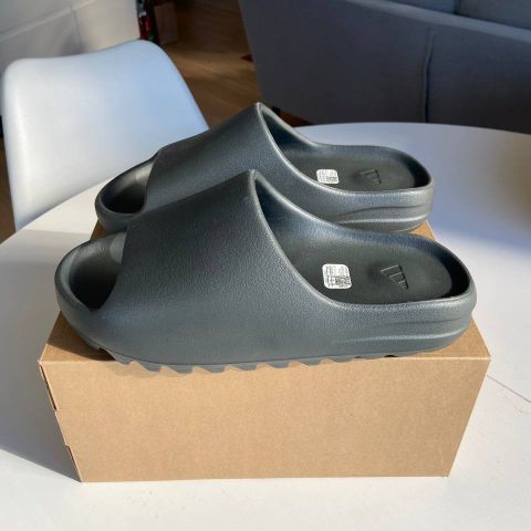 YEEZY SLIDES str 44 1/2