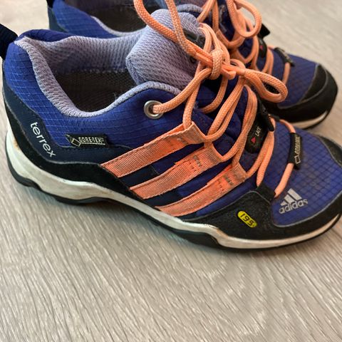 Pent og lite brukt Adidas Gore tex sko str 28