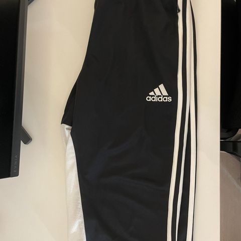 Adidas shorts/bukse sort L