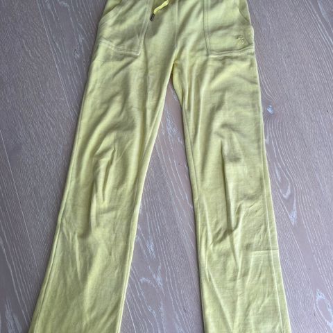 Godt brukt Juicy couture bukse, sitrongul. Kr 200,-