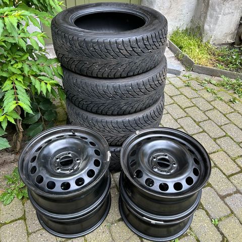 Komplette vinterdekk - Nokian - 215/60R16 99R XL