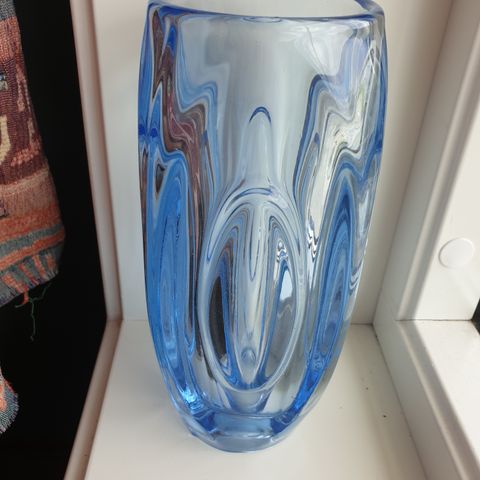 Retrovase i lyseblått glass