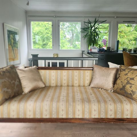 Vintage sofa i empire stil - stoppet om og trukket om