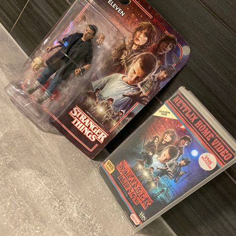 Stranger Things - Figur & VHS