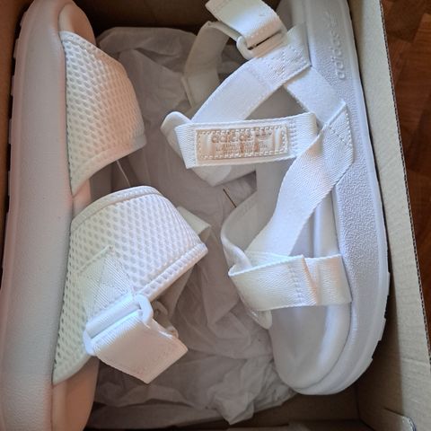 Hvite Adidas sandaler selges