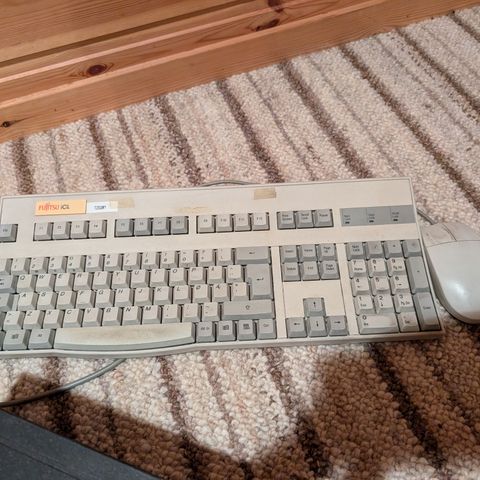 Fujitsu tastatur og mus