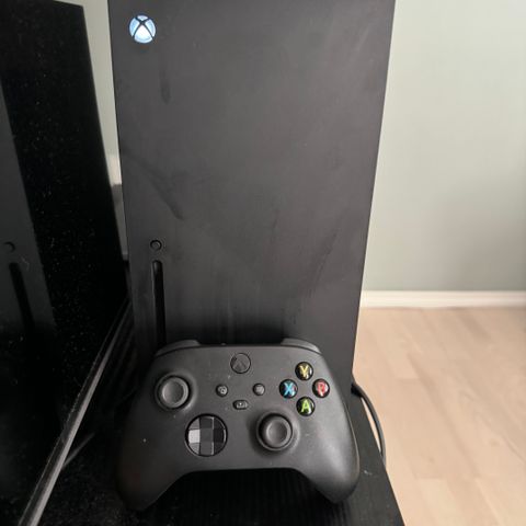 Xbox x selges, da den blir lite brukt. Selges med 1 kontroll.