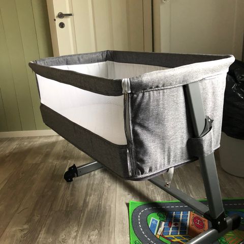 Yngri bedside crib