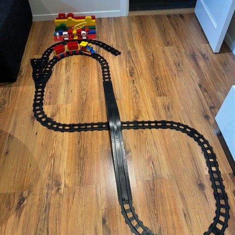 Duplo Tog bane med noe ekstra deler