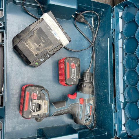 Bosch 14.4v drill med 2 batterier og lader.