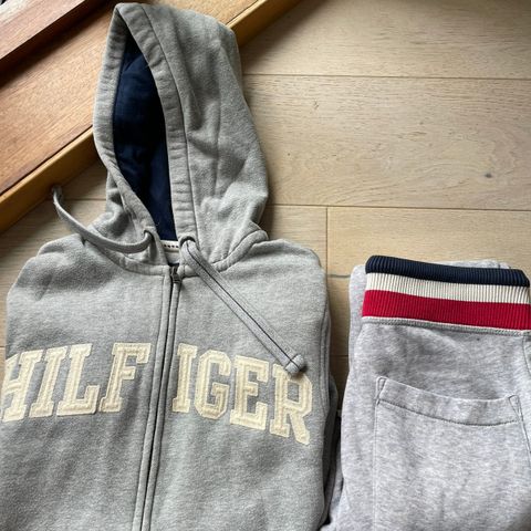 Tommy Hilfiger (Genser + joggebukse)