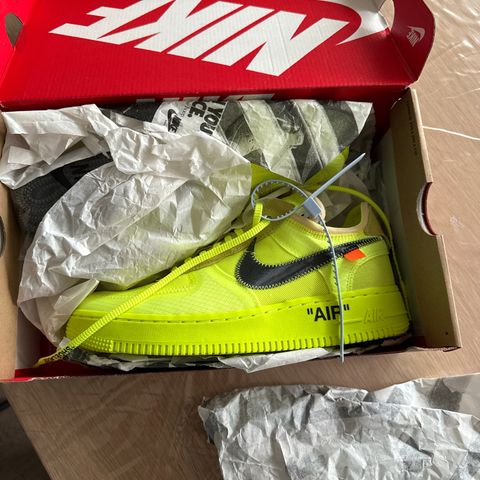 Nike Air Force 1 Low / Off-White Volt