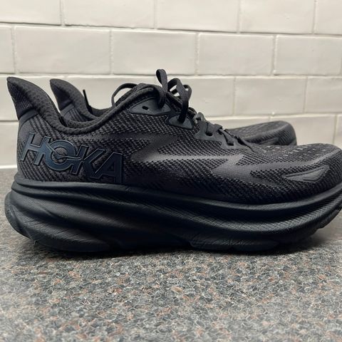 Pent brukt Hoka clifton9 black/black str 45