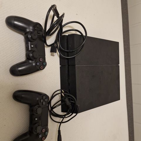 Playstation 4 med to kontroller, lader kabel, strøm kabel og hdmi kabel