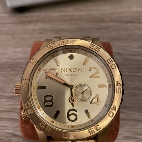 Svær klokke! Nixon 51-30 All Gold