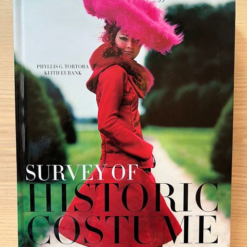 Survey of Historic Costume- 5th edition (The Fashion Reader gis med om ønskelig)