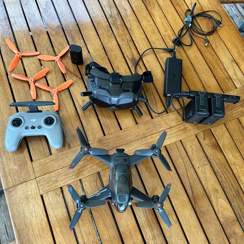 SISTE SJANSE! DJI FPV Combo + Fly more kit