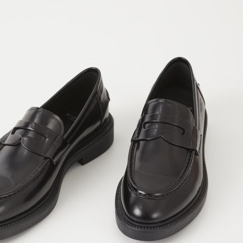 Loafers i polert skinn