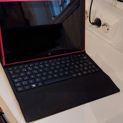 Nokia Lumia 2520 og tastatur Nokia SU 42