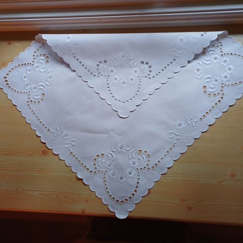 Antikk duk med engelsk broderi, 64 x 62 cm.