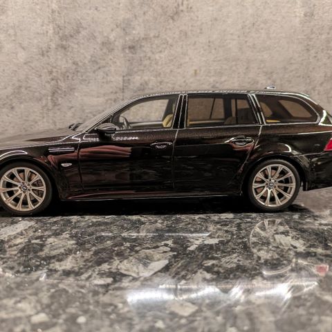 BMW M5 (E61) stasjonsvogn - 2004 modell - OttO Mobile - Limited Edition - 1:18