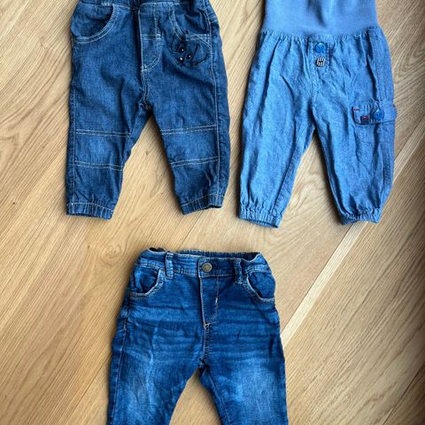 Liten klespakke med unisex jeans til baby str 68