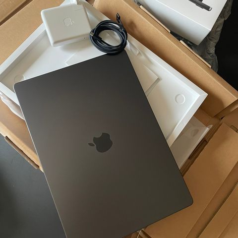 Macbook pro 16" M3 MAX 1TB Stellar svart