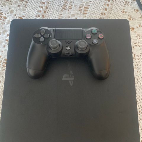 PlayStation 4 - knapt brukt