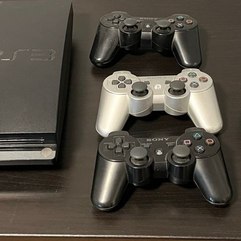 PlayStation 3 slim selges med 3 kontroller