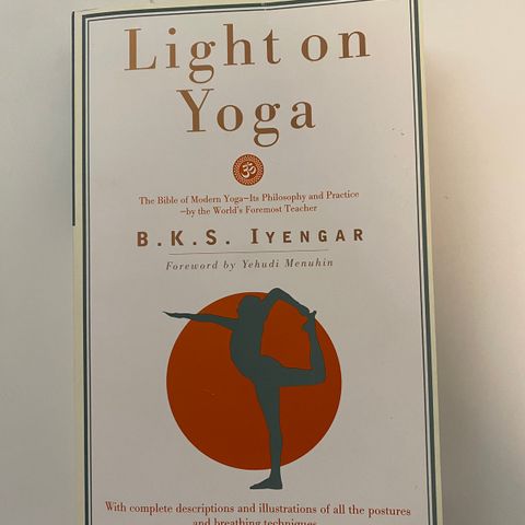 Light on yoga, av B.K.S. Iyengar