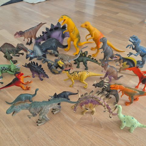 Stor samling dinosaurfigurer