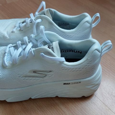 Sheckers GoRun Max Cusion str 36, hvit 400 kr+ frakt