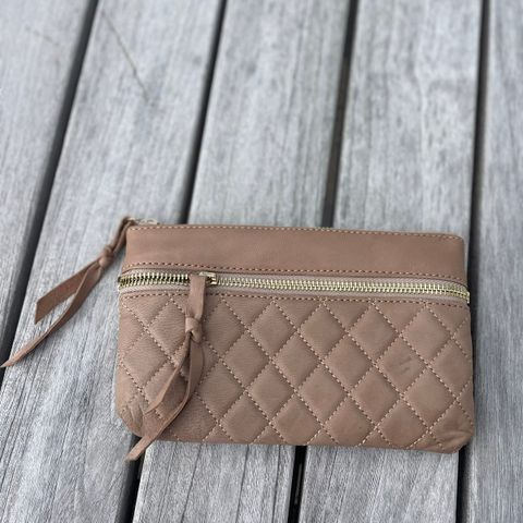 Skinnveske i Nude skinn - clutch / portmonet