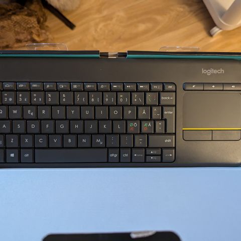 Logitech K400 Plus tråløst tastatur med touchpad selgest