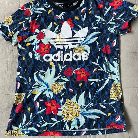 Addidas T-skjorte strl S