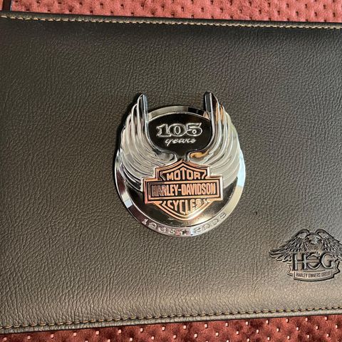 Helt ny Harley Davidson bok med emblem/logo